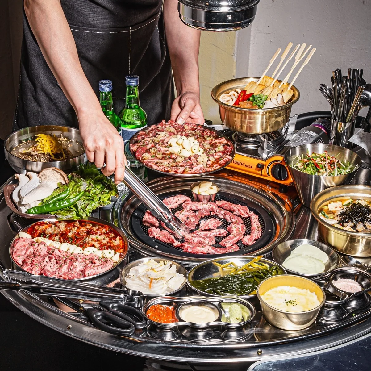 드럼통 테이블에 차려진 소갈비살 한 상 전체
