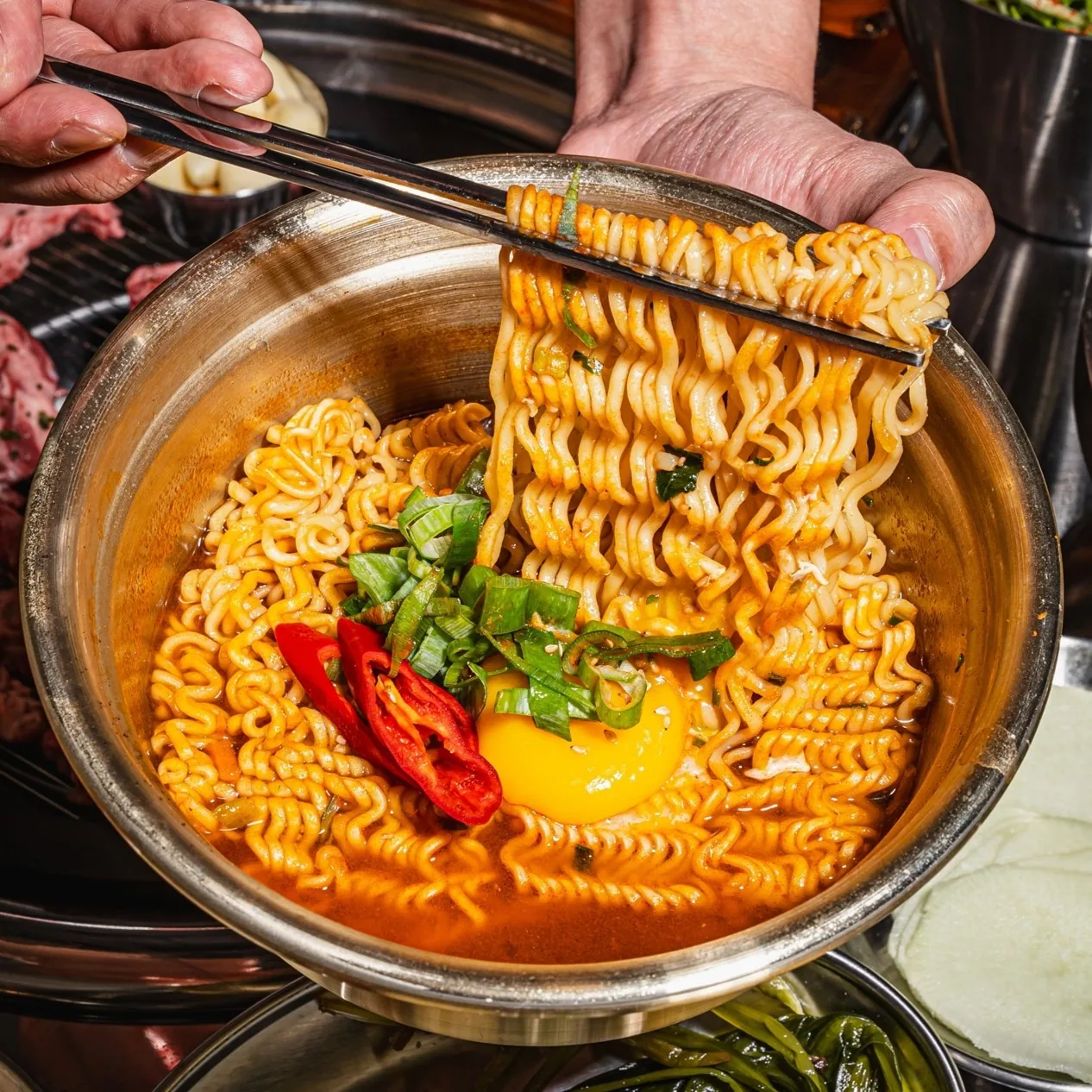 계란을 올린 라면 한 냄비